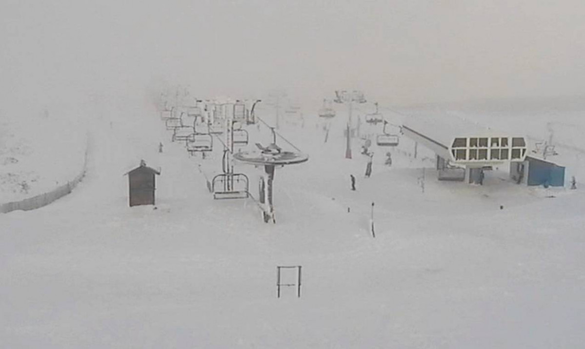 Cabeza de pista en la Estaciu00f3n Invernal de Manzaneda en una imagen de la webcam de la CRTVG el 23 de diciembre a las 4 de la tarde