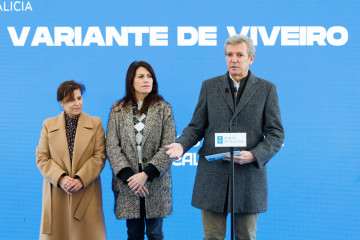 O presidente da Xunta, Alfonso Rueda, acompañado da conselleira de Vivenda e Planificación de Infraestruturas, María Martínez Allegue, asiste á presentación da variante de Viveiro. Porto do Cele