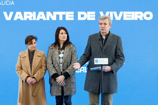O presidente da Xunta, Alfonso Rueda, acompañado da conselleira de Vivenda e Planificación de Infraestruturas, María Martínez Allegue, asiste á presentación da variante de Viveiro. Porto do Celeiro (Viveiro), 23/12/25.