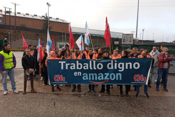 Trabajadores de Amazon en la concentración convocada por CIG frente al almacén de O Porriño en una foto del sindicato