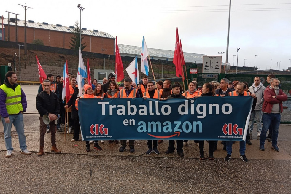 Trabajadores de Amazon en la concentración convocada por CIG frente al almacén de O Porriño en una foto del sindicato
