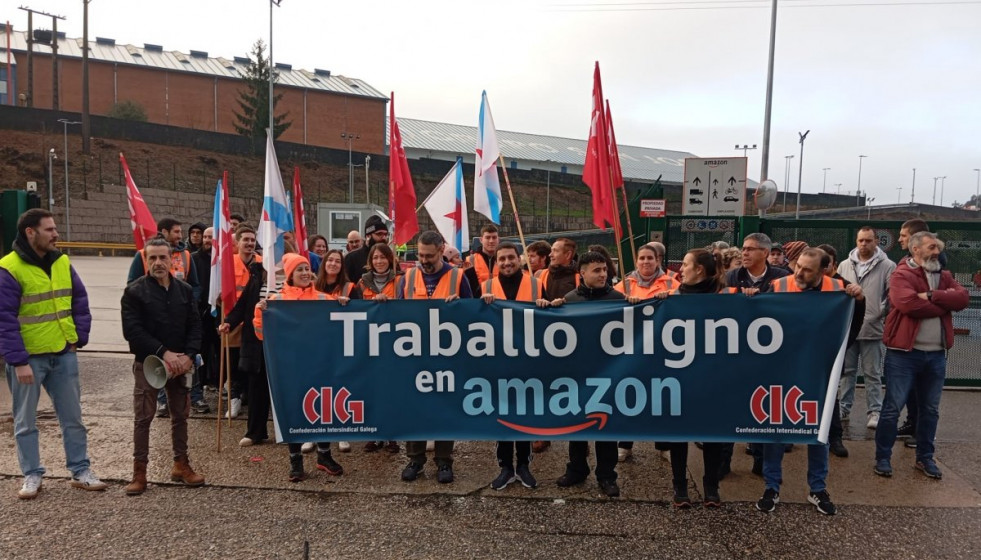 Trabajadores de Amazon en la concentración convocada por CIG frente al almacén de O Porriño en una foto del sindicato