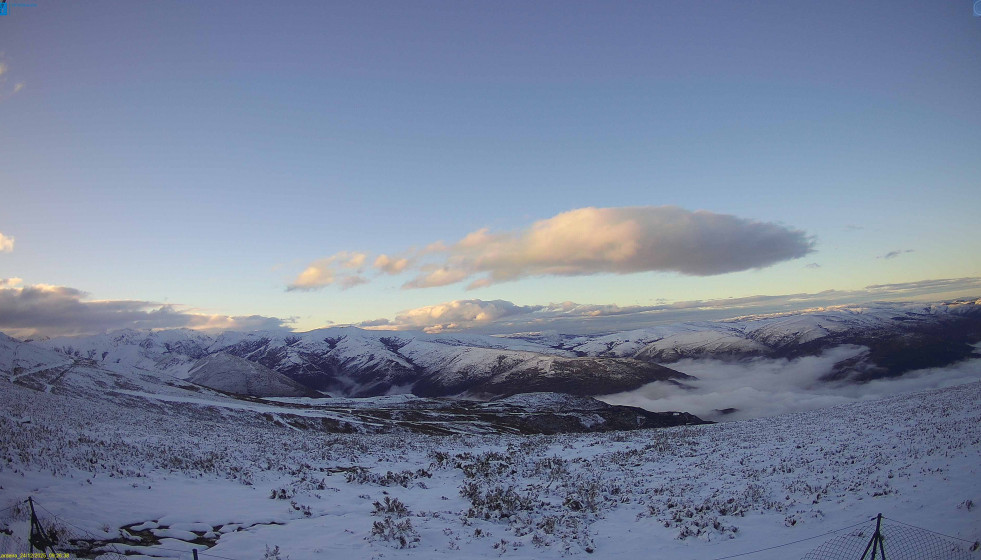 Nieve la mañana del 24 de diciembre en una foto de Meteogalicia tomada desde la estación de Carballeda de Valdeorras