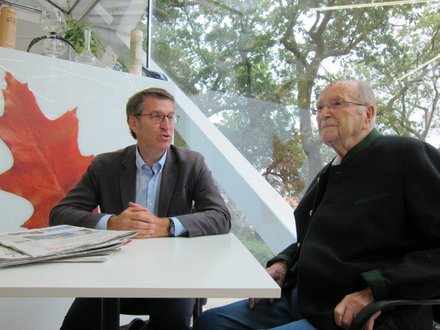 Archivo - Gerardo Fernández Albor en Santiago con Feijóo