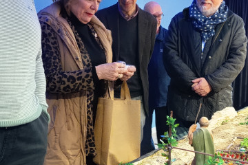 El presidente del Parlamento de Galicia, Miguel Ángel Santalices, visita el mercadillo navideño del Hogar y Clínica San Rafael