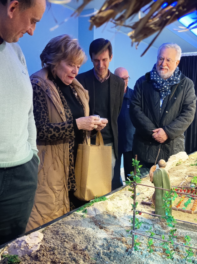 El presidente del Parlamento de Galicia, Miguel Ángel Santalices, visita el mercadillo navideño del Hogar y Clínica San Rafael