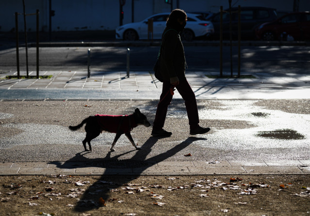Imagen de transeúntes sevillanos protegiéndose del frío a pocos días de la entrada oficial del invierno. A 17 de diciembre de 2025, en Sevilla (Andalucía, España). Según predicciones, Andalucía encara un invierno 2026 con valores mas cálidos en cuanto a t