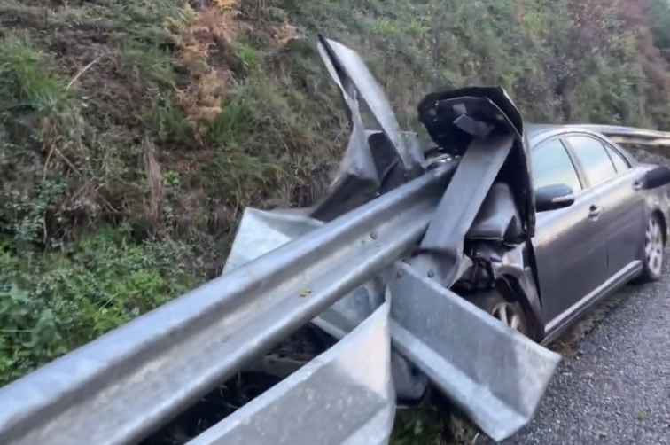 (VÍDEO) Sin pistas del responsable de empotrar un coche contra el quitamiedos antes de Nochebuena en A Pobra