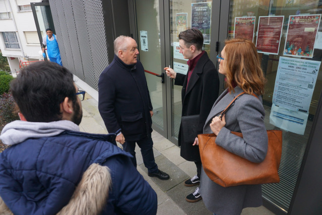 El portavoz del grupo municipal del PP en A Coruña, Miguel Lorenzo, visita el barrio del Birloque