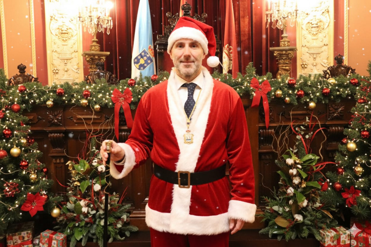 Ju00e1come posando como Papa Noel en una imagen publicada en sus redes sociales