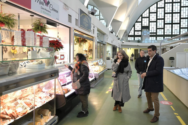 El director xeral de Comercio, Gabriel Alén, visita el mercado de San Agustín