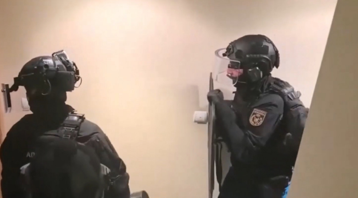 Agentes de la Agencia Tributaria asaltando un domicilio durante la operaciu00f3n Pampilina Stars