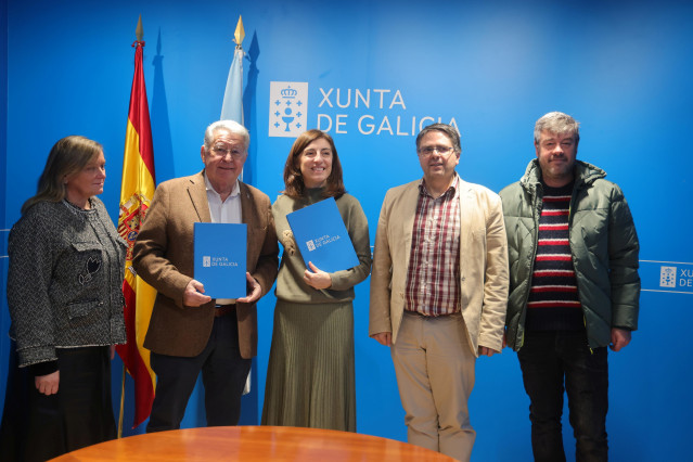 La conselleira de Medio Ambiente y Cambio Climático, Ángeles Vázquez, y el alcalde de San Cristovo de Cea, José Luis Valladares, firman el convenio de colaboración para renovar la EDAR del municipio.