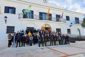 Alhaurín el Grande (Málaga) guarda un minuto de silencio tras la muerte de dos novios adolescentes en el incendio de una vivienda.