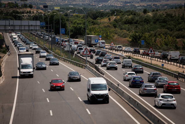 Archivo - Decenas de coches en la autovía A3, el primer día de la Operación Especial del Verano, a 30 de junio de 2023, en Madrid.