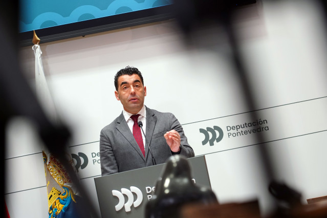 El presidente de la Diputación de Pontevedra, Luis López, en rueda de prensa.