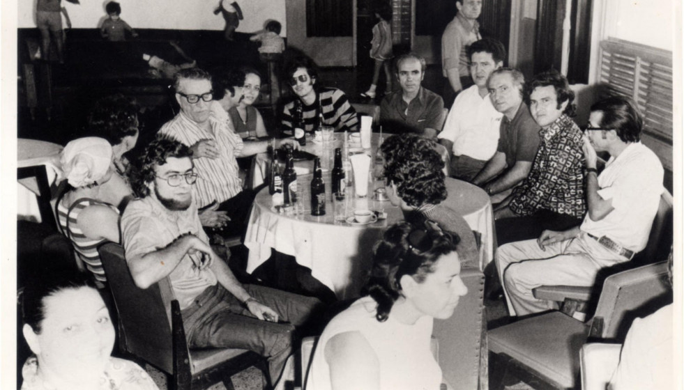 Celso Emilio Ferreiro con su familia y amigos poco antes de regresar de Venezuela (1973) Luís, en primeiro plano.