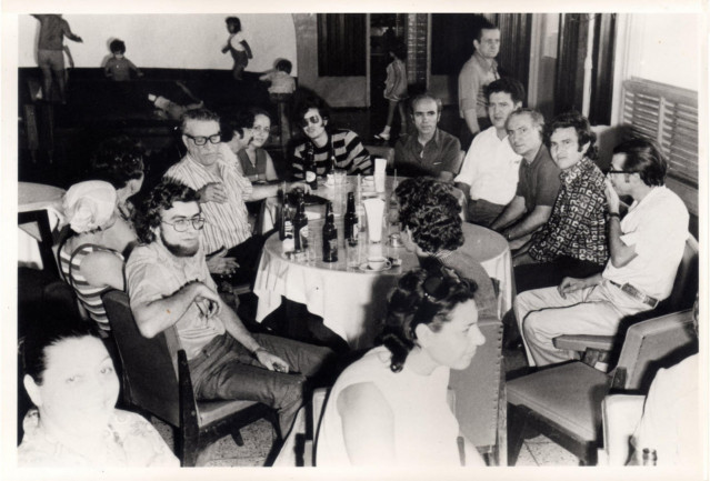 Celso Emilio Ferreiro con su familia y amigos poco antes de regresar de Venezuela (1973) Luís, en primeiro plano.