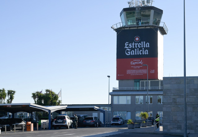 Archivo - Inmediaciones del aeropuerto de A Coruña donde han activado el plan de emergencia por “amenaza de bomba”, a 19 de noviembre de 2021, en A Coruña.