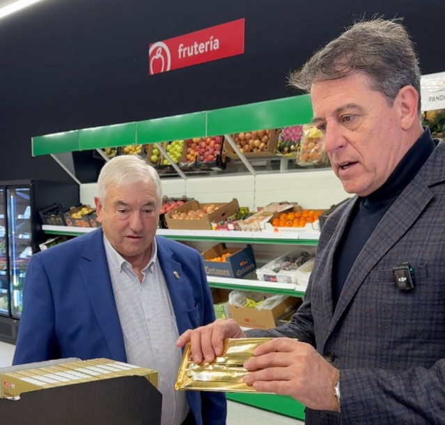 El secretario xeral del PSdeG, José Ramón Gómez Besteiro, en el supermercado municipal de Pol (Lugo) junto al alcalde de la localidad, Lino Rodríguez.