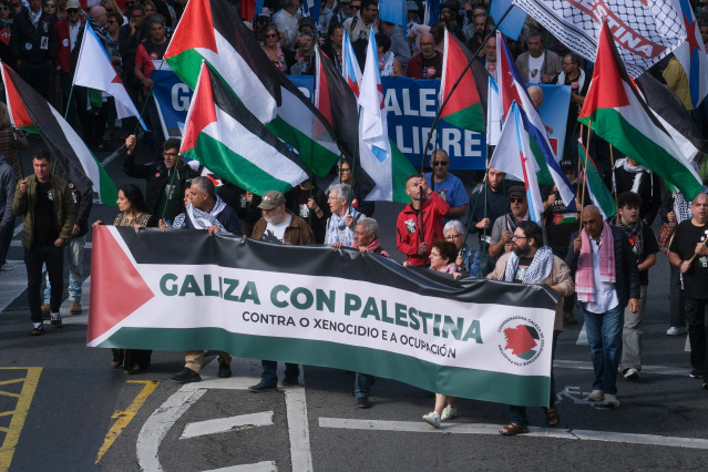 Archivo - Decenas de personas durante la manifestación 'Galicia con Palestina', a 5 de octubre de 2025, en Santiago de Compostela, A Coruña, Galicia (España).