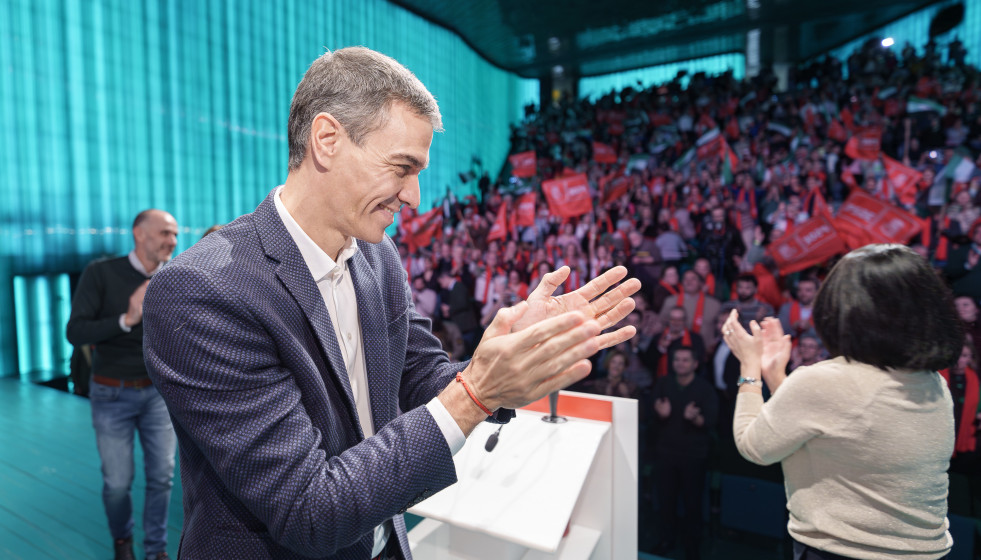 El secretario general del PSOE y presidente del Gobierno, Pedro Sánchez, participa en el acto de cierre de campaña electoral, a 19 de diciembre de 2025, en Villanueva de la Serena, Badajoz, Extremad