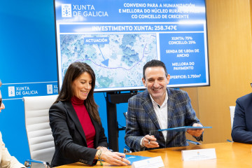 La conselleira de Vivenda e Planificación de Infraestruturas, María M. Allegue, con el alcalde de Crecente.