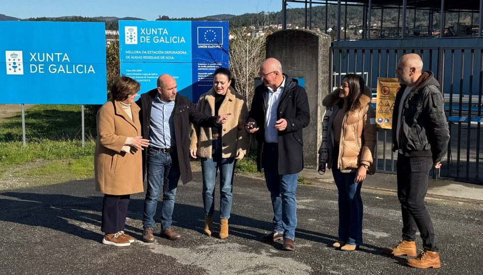Diputados del PPdeG en una visita a la EDAR de Noia (A Coruña).