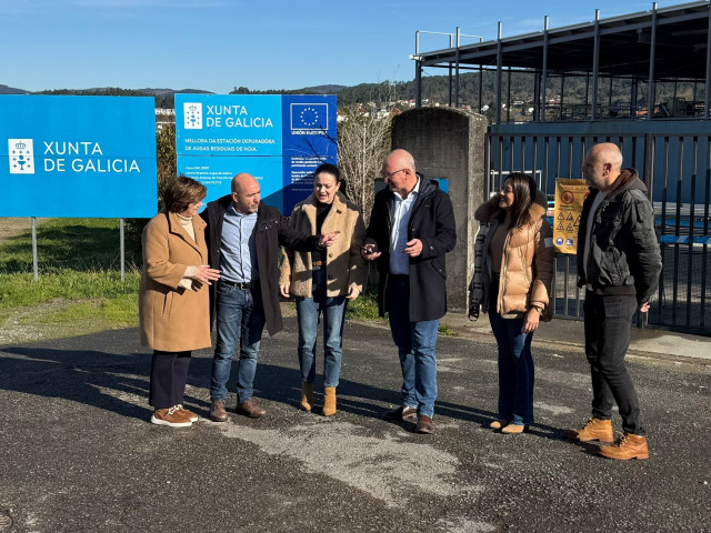 Diputados del PPdeG en una visita a la EDAR de Noia (A Coruña).
