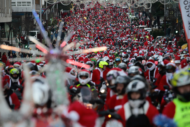 Miles de personas durante la celebración de una papanoelada motera, a 27 de diciembre de 2025, en Vigo, Pontevedra, Galicia.
