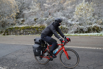 Archivo - Montañistas durante la nevada en Pedrafita, a 20 de noviembre de 2025, en Lugo, Galicia (España).