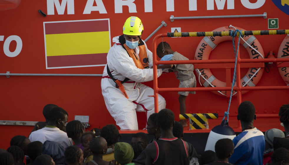 Archivo - Una persona de Salvamento Marítimo ayuda a un menor, en el Puerto de la Restinga, a 28 de noviembre de 2024, en El Hierro, Santa Cruz de Tenerife, Tenerife, Canarias (España).