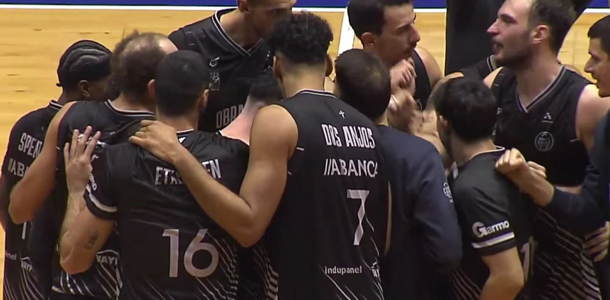 Los jugadores del Obradoiro celebran su victoria sobre el Leyma A Coruu00f1a