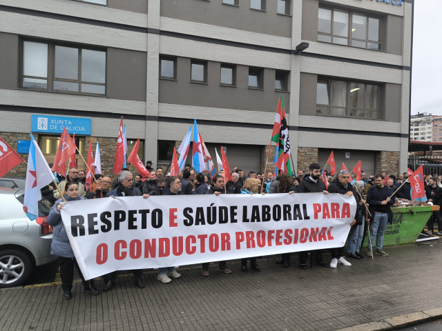 Concentración del personal de transporte de viajeros y viajeras por carretera en la provincia de A Coruña ante la estación de autobuses de A Coruña