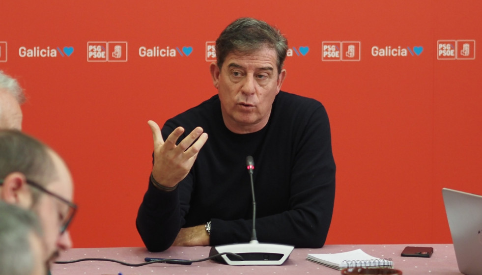 El secretario xeral del PSdeG, José Ramón Gómez Besteiro, en rueda de prensa en la Cámara gallega.