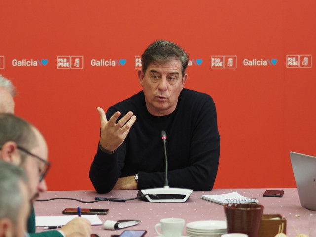 El secretario xeral del PSdeG, José Ramón Gómez Besteiro, en rueda de prensa en la Cámara gallega.