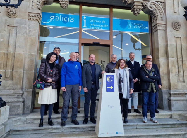 Imagen de Ortiz y Merelles, entre otros, esta mañana en Vigo.