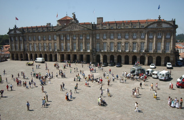 Archivo - Fachada principal del Pazo de Raxoi  en la plaza do Obradoiro de Santiago de Compostela (A Coruña)