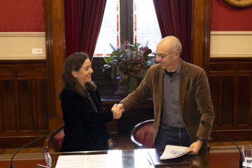 La alcaldesa de A Coruña, la socialista Inés Rey, y el portavoz del grupo municipal del BNG, Francisco Jorquera, tras la firma del acuerdo sobre los presupuestos para 2026