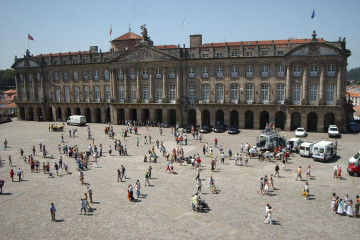 Archivo - Fachada principal del Pazo de Raxoi  en la plaza do Obradoiro de Santiago de Compostela (A Coruña)