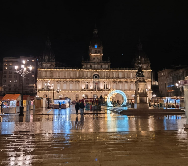 A Coruña no descarta emprender sanciones tras el bluf del mercadillo navideño en María Pita