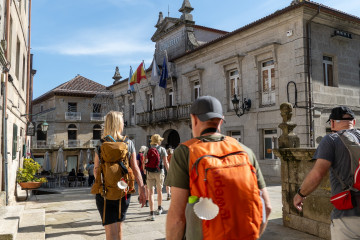 Archivo - Peregrinos realizando el Camino de Santiago.