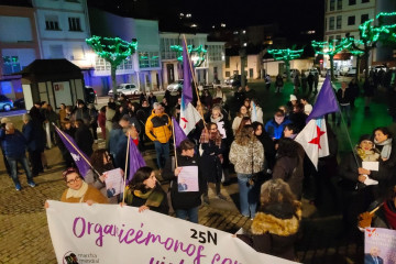 Un centenar de vecinos se concentran en Monforte minutos antes del primer pleno municipal tras las denuncias contra José Tomé