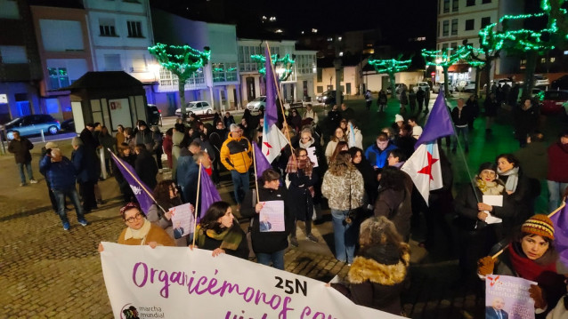 Un centenar de vecinos se concentran en Monforte minutos antes del primer pleno municipal tras las denuncias contra José Tomé