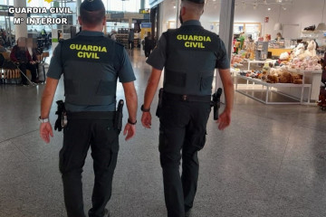 Archivo - Agentes de la Guardia Civil en el aeropuerto de Santiago de Compostela.