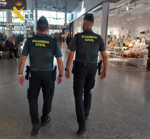 Archivo - Agentes de la Guardia Civil en el aeropuerto de Santiago de Compostela.