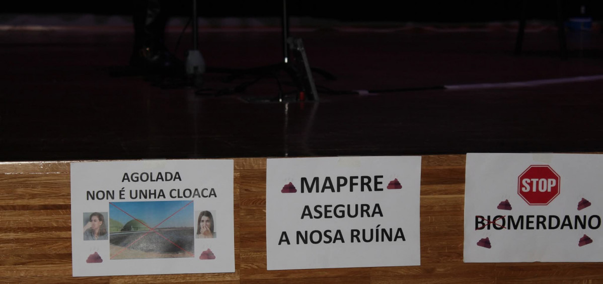 Carteles en la reuniu00f3n de la Plataforma Stop Biometano Agolada el 28 de diciembre de 2025