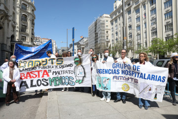 Archivo - Varias personas, con pancartas de la Asociación de Médicos y Titulados Superiores de Madrid (AMYTS), protestan por la mejora de la profesión médica frente al Congreso de los Diputados, a