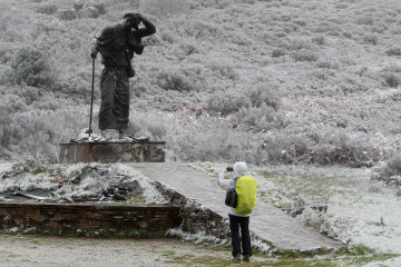 Archivo - Montañistas durante la nevada en Pedrafita, a 20 de noviembre de 2025, en Lugo, Galicia (España). El marcado descenso de las temperaturas en los últimos días, unido a las lluvias anuncia