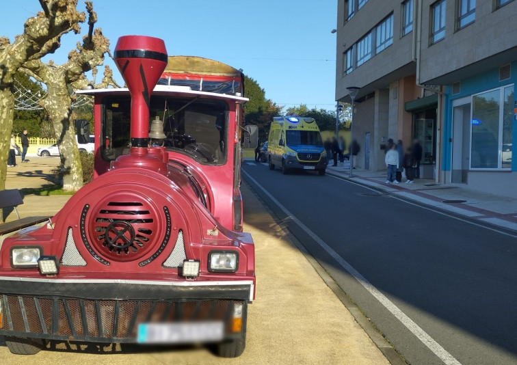 Una de las elfas del Navitren de Narón resulta herida al caer del vehículo en marcha